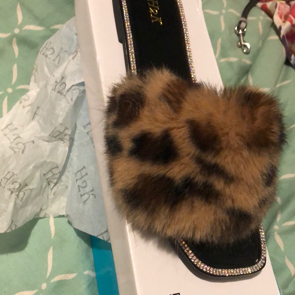 Furry  leopard sandals